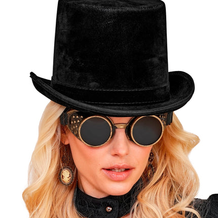 Zwarte cilinderhoed met matte suedelook gedragen door dame bij een steampunklook