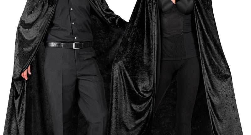 Zwarte fluwelen cape met kap 140 cm gedragen door man en vrouw, met schedelschmink voor Halloween