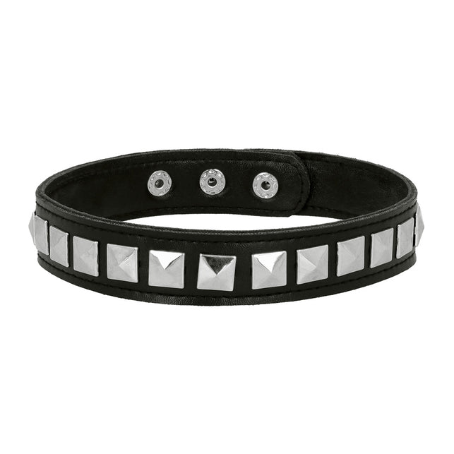 Zwarte halsband uit de punkset met één rij zilverkleurige piramidespikes en drie drukknopen