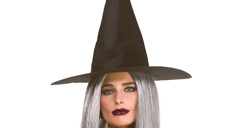 Zwarte heksenhoed fluweel met hoge punt en brede slappe rand, gedragen over lang grijs haar voor Halloween