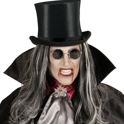 Zwarte hoge hoed op lange grijze pruik met cape, vampierlook voor Halloween