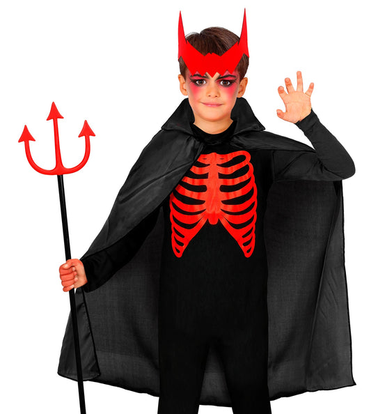Zwarte kindercape gecombineerd met skeletshirt en rode hoorntjes voor Halloween