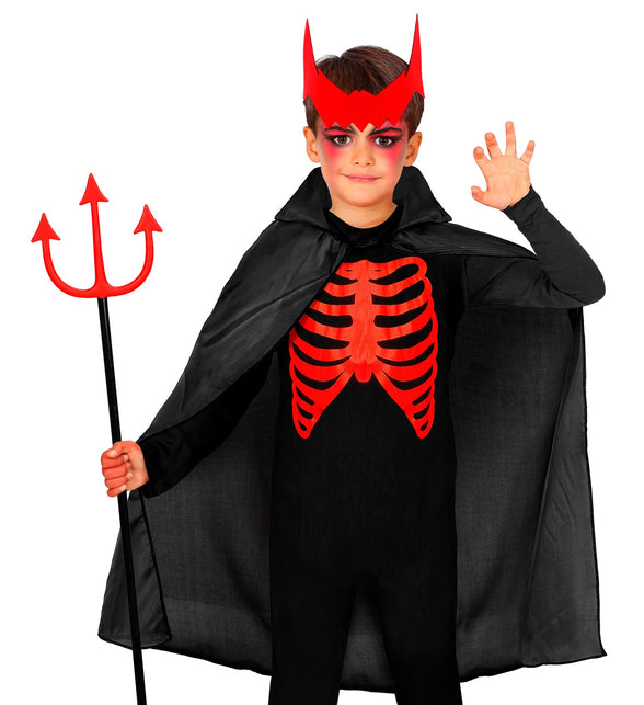 Zwarte kindercape gecombineerd met skeletshirt en rode hoorntjes voor Halloween