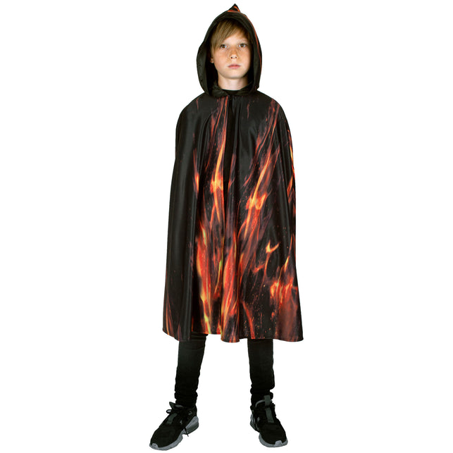 Zwarte kindercape met oranje vlammenprint en opgezette kap, vooraanzicht tot kniehoogte