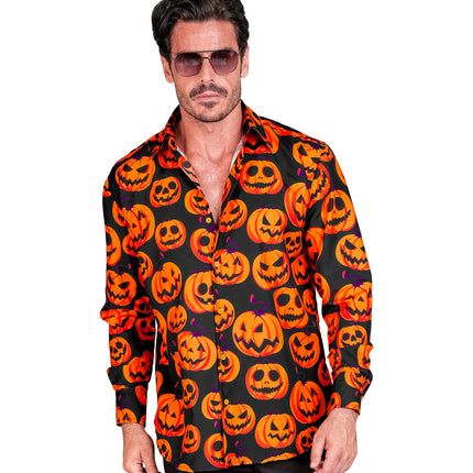 Zwarte pompoenblouse met doorknoopsluiting en oranje knopen, gedragen door heer