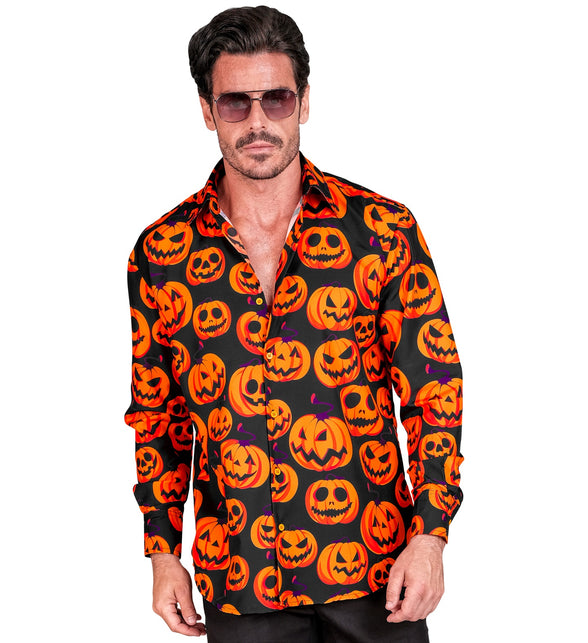 Zwarte pompoenblouse met doorknoopsluiting en oranje knopen, gedragen door heer
