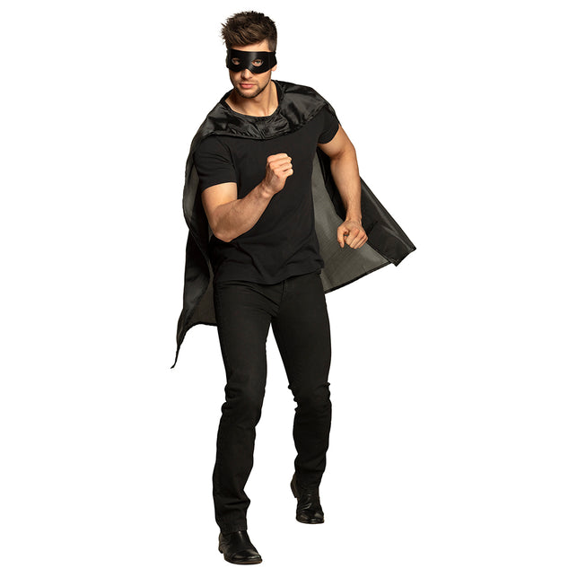 Zwarte superheldencape met glanzende kraag en zwart oogmasker gedragen door man