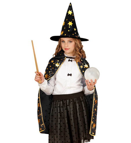 Zwarte tovenaarscape met sterren op meisje, met witte blouse en hoge sterrenhoed voor een kinderfeest
