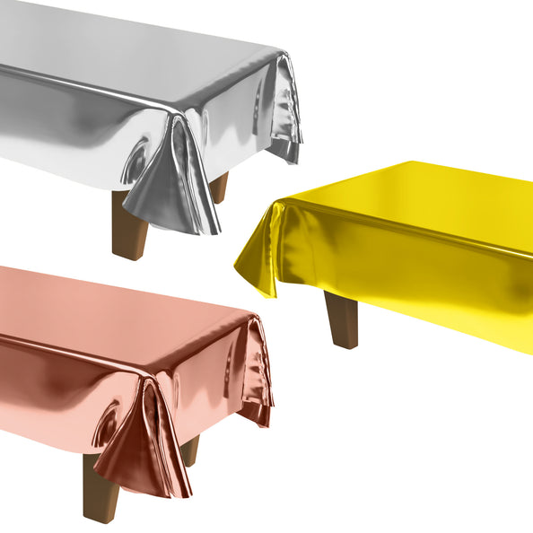 Tafellaken in zilver, goud en koper met spiegelende metallic glans, in plooien over drie tafels gedrapeerd